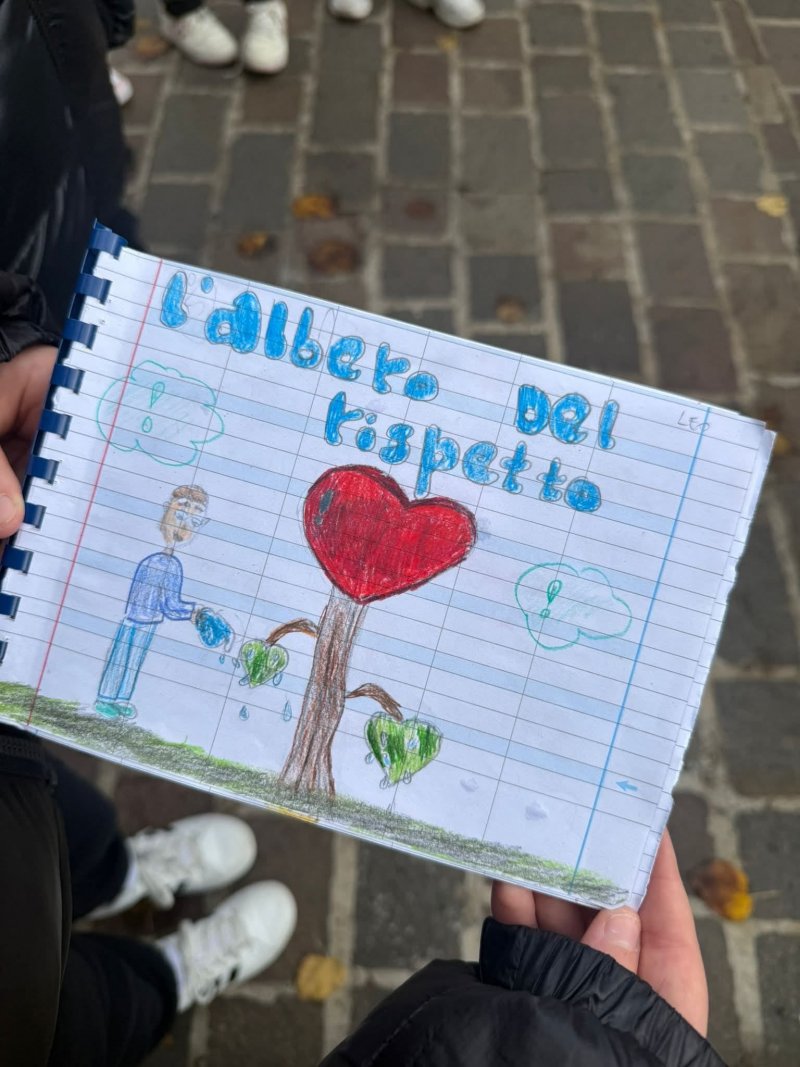 L'albero del rispetto e il caldo abbraccio della 4A di PM8